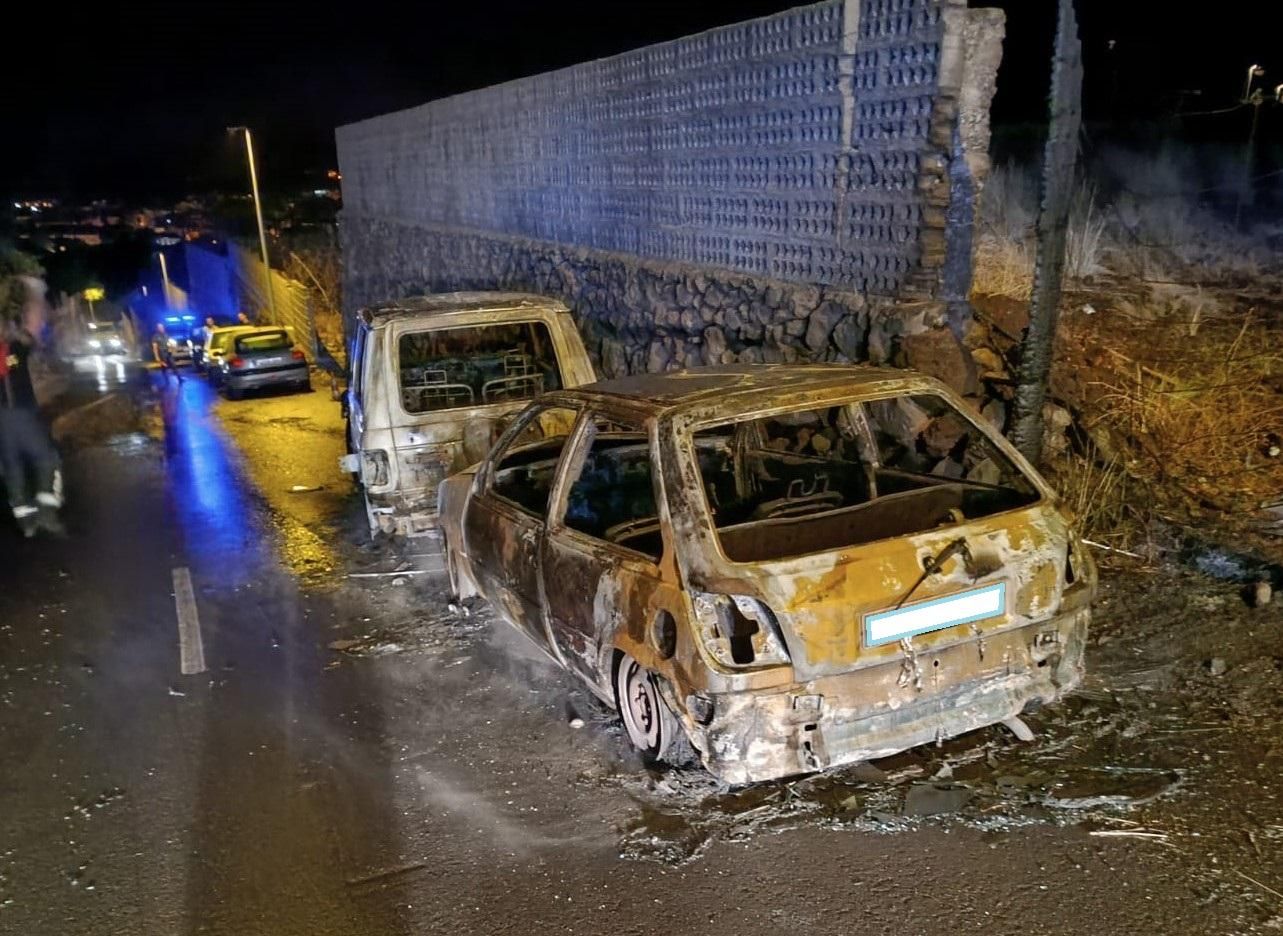 Los vehículos tras el incendio. BOMBEROS LA PALMA