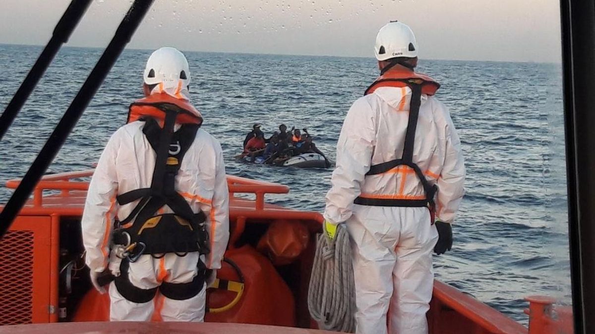(Resumen) Rescatan a más de 330 personas de 17 pateras en aguas del Estrecho y mar de Alborán este sábado