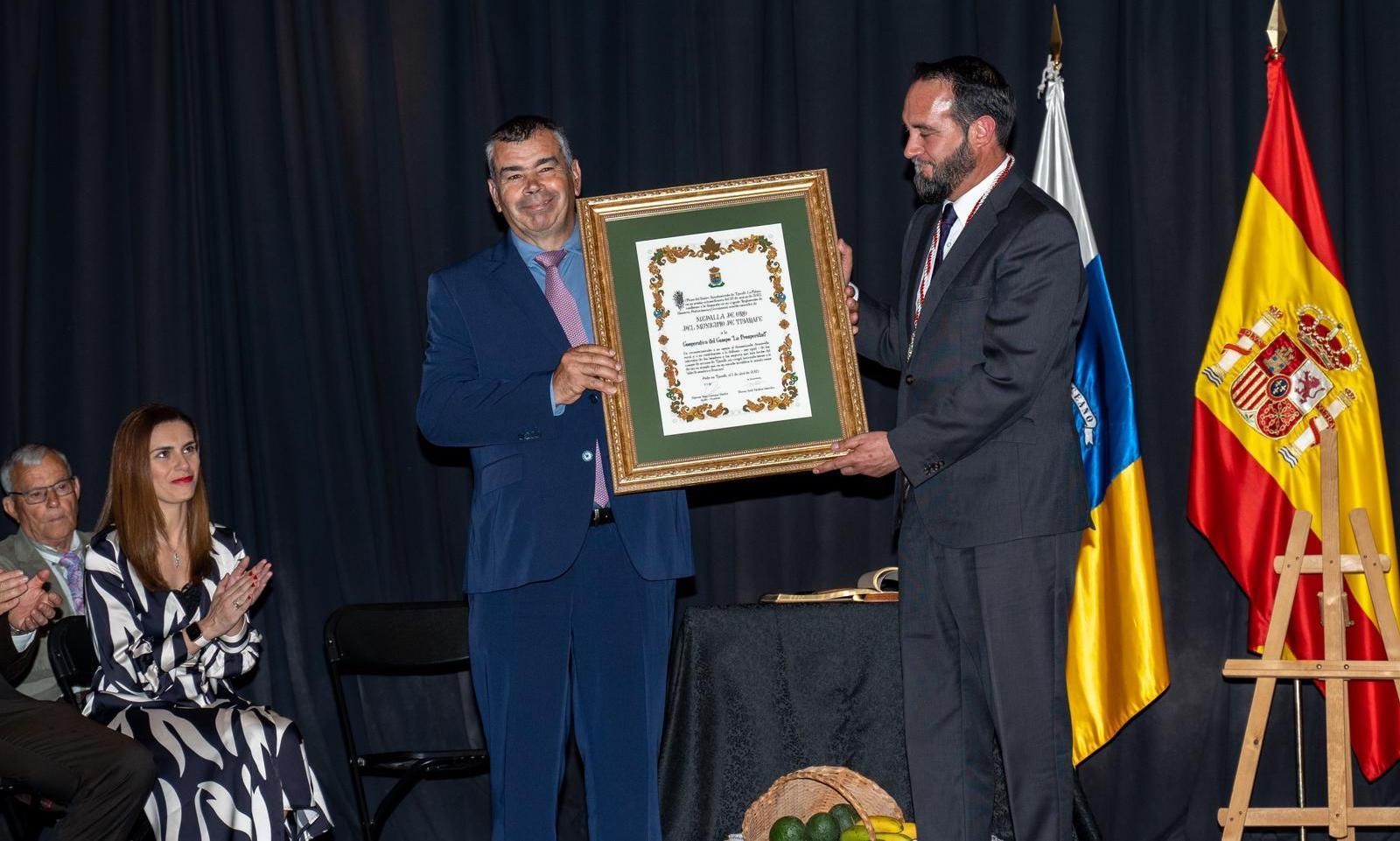 Entrega de la Medalla de Oro del Municipio a la Cooperativa La Prosperidad.