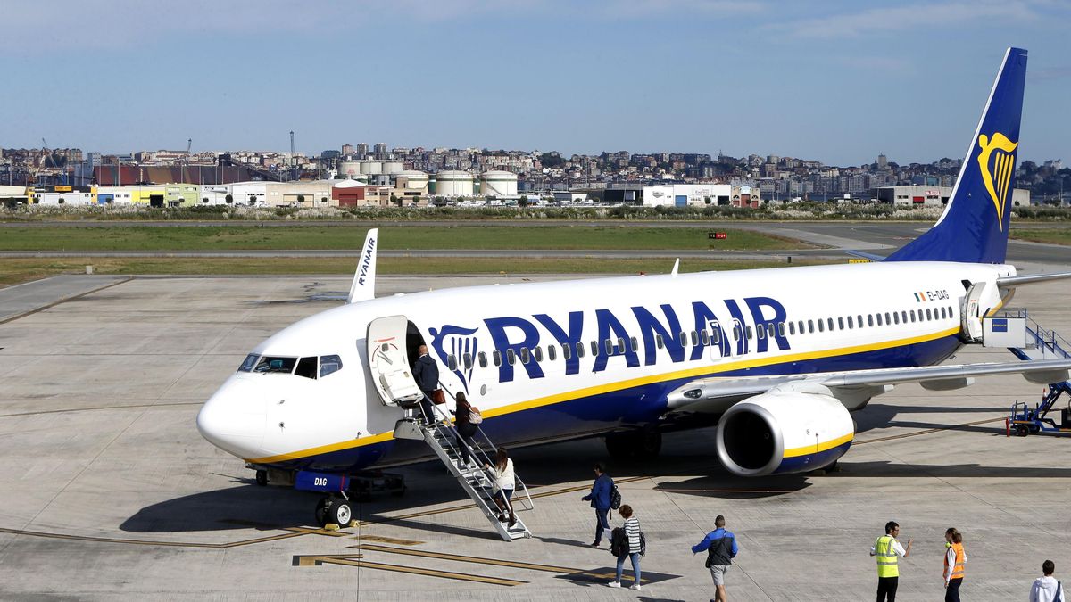 Cantabria intentará "revertir" la decisión de Ryanair de suprimir cuatro rutas en el Seve Ballesteros de Santander