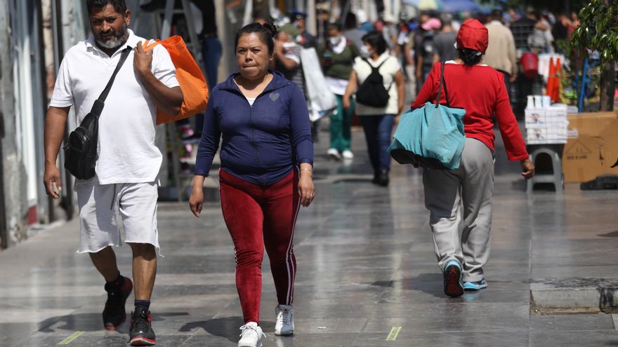 Una pareja camina, hoy en una de las principales calles del Centro Histórico, en la Ciudad de México (México). EFE/Sáshenka Gutiérrez