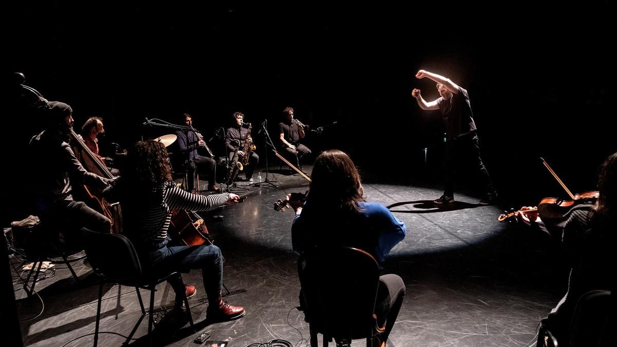 La Orquestra Galega de Liberación crea sus obras al momento este sábado en Cerezales del Condado