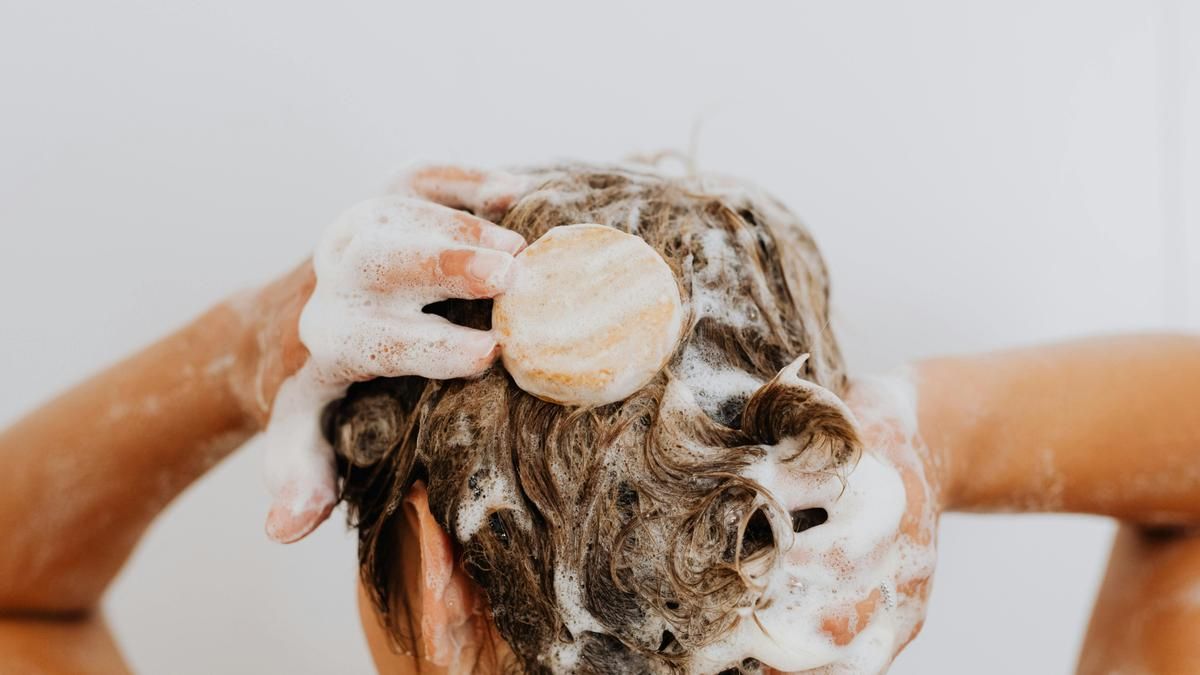 ¿Champú con o sin sulfatos? Una farmacéutica da las claves: "Es un error elegirlo pensando solo en el aspecto"