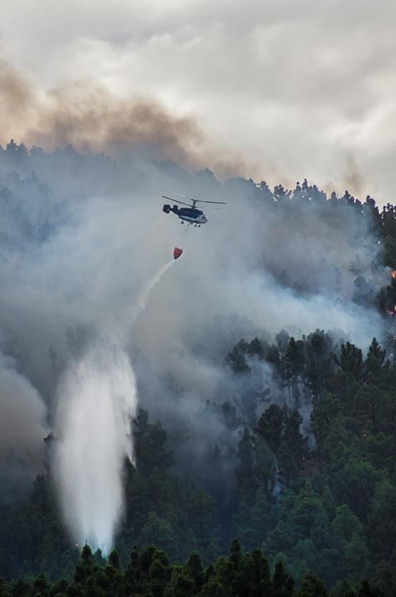 Helicóptero interviniendo en Montes de Luna. (JOSÉ F. AROZENA)