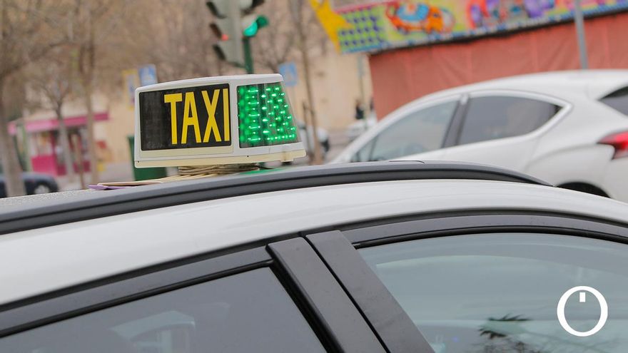 Roban un taxi a su conductora de madrugada en Córdoba