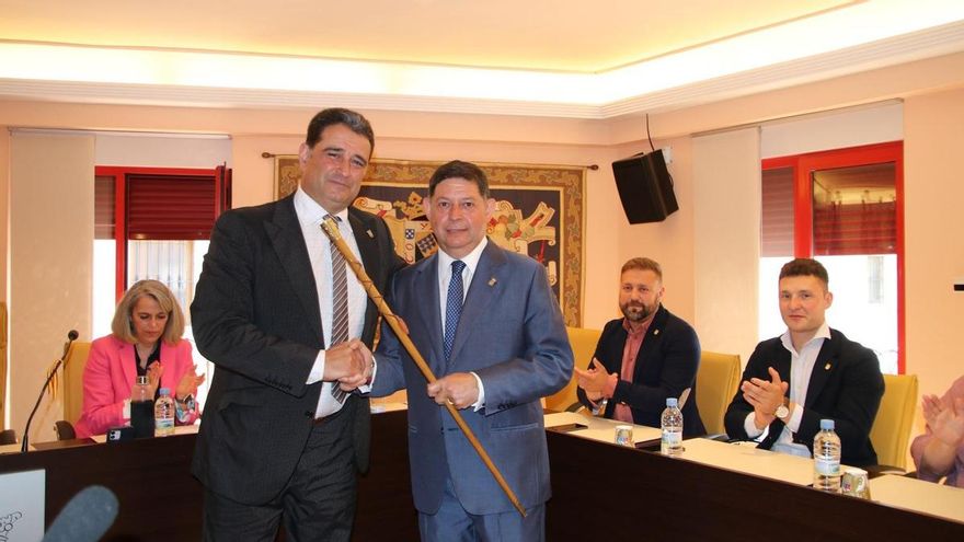 El popular José Jiménez asume la Alcaldía de Valencia de Don Juan tras dos años del leonesista Ricardo Barrientos