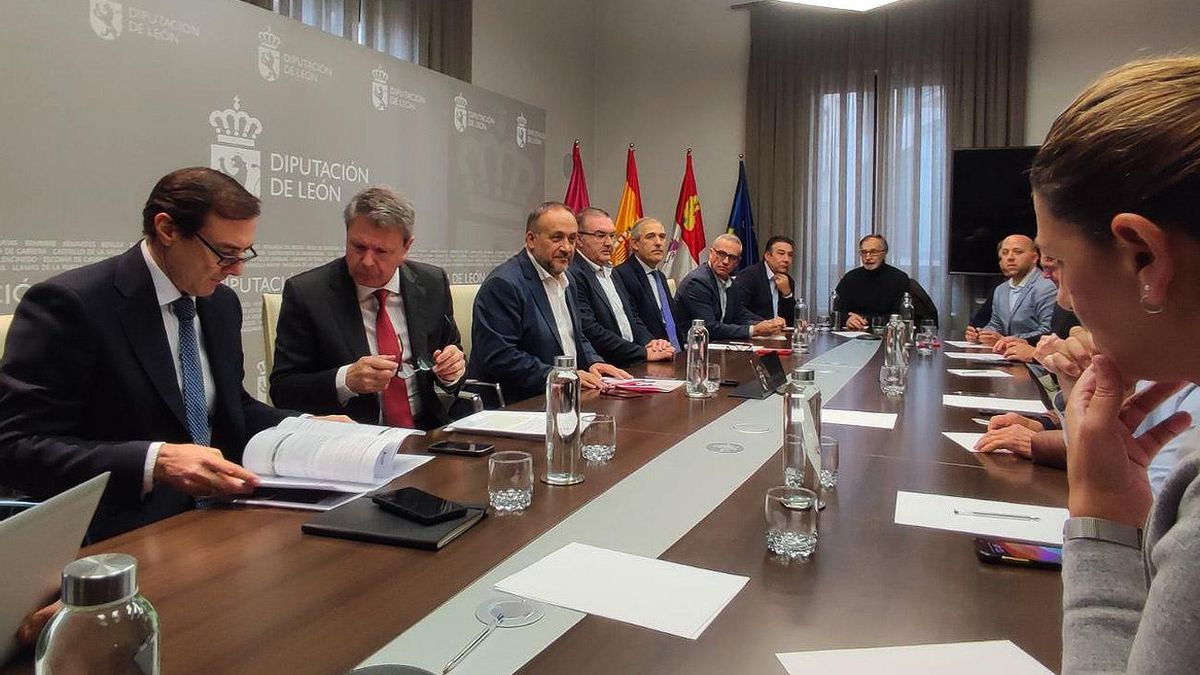 Reunión de la Diputación con el secretario de Estado de Transportes, José Antonio Santano.