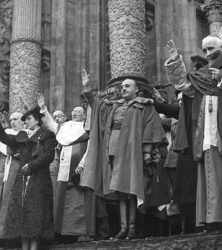 El matrimoni Franco entre capellans.