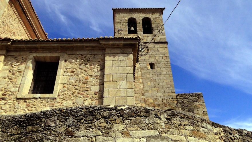 Las piedras del viejo Castillo de Hervas se confunden con las de la Iglesia.