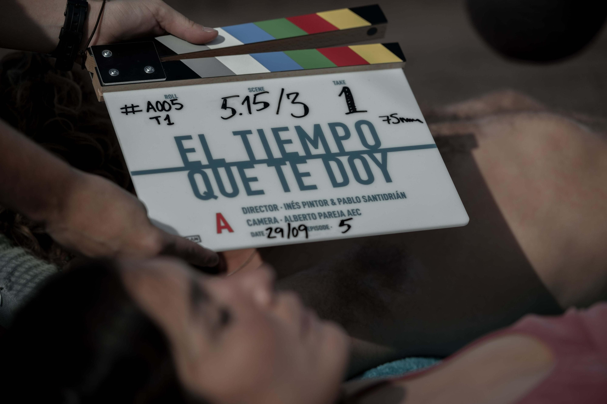 Primeras imágenes de Nadia de Santiago y Álvaro Cervantes en 'El tiempo que te doy' de Netflix