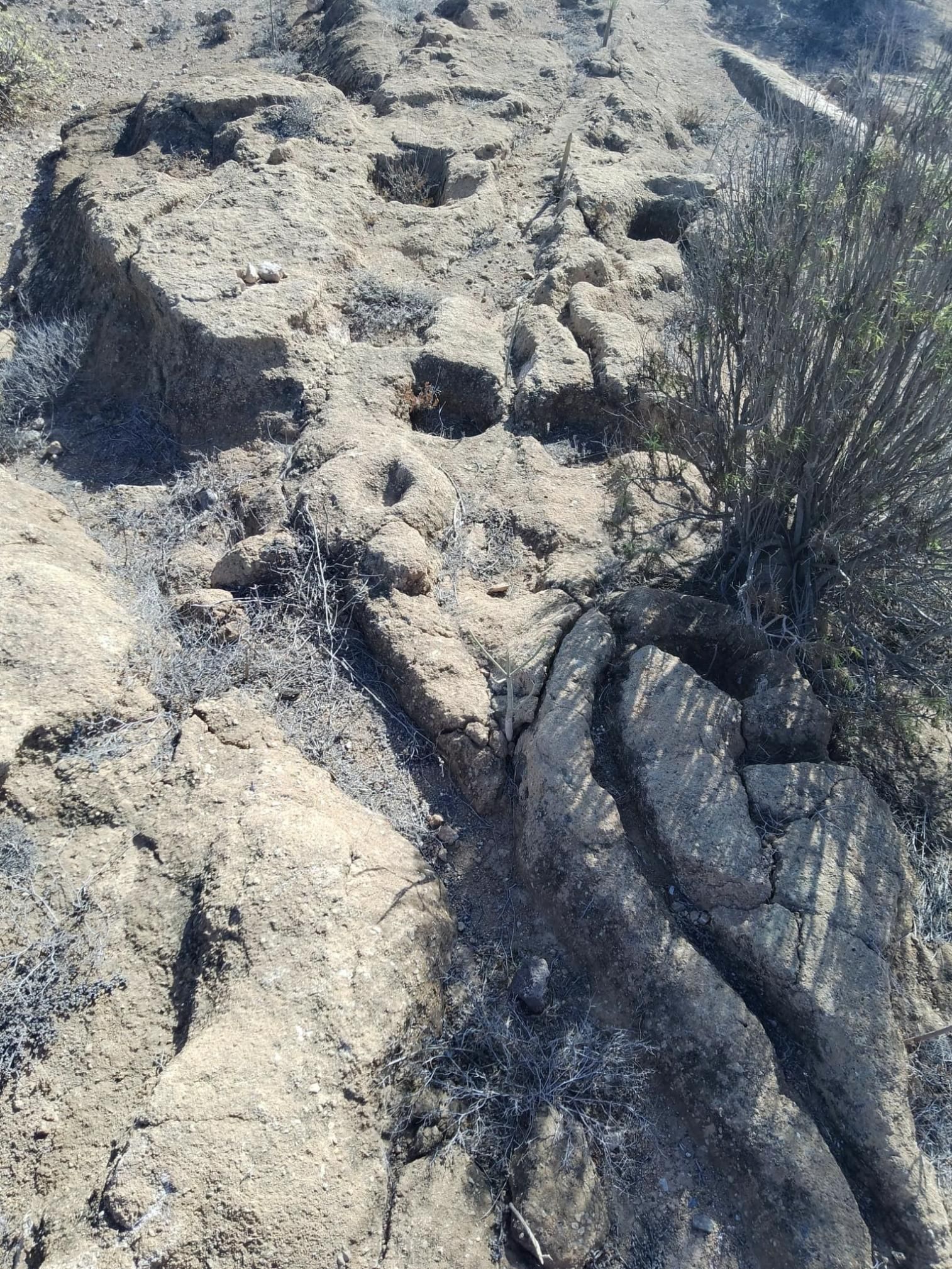 Cazoletas y canales en el yacimiento guanche.