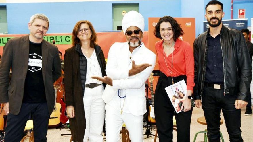 Carlinhos Brown baila su música para los niños de un barrio desfavorecido en Madrid