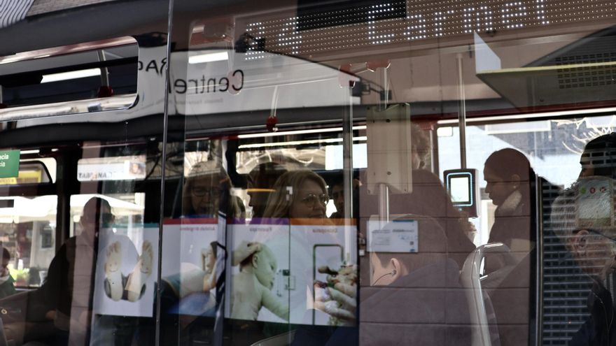 La presión turística crece en los autobuses al Park Güell tras la eliminación de una línea de Google Maps