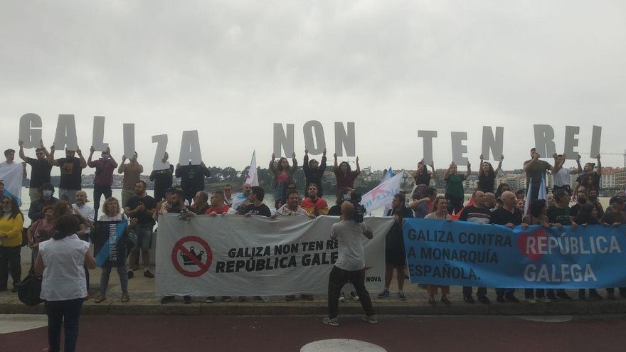 Contraataque republicano en el paseo marítimo de Sanxenxo: "Galicia no tiene rey"