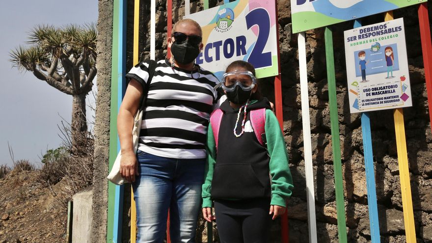 Carmen y su hija Greta a la salida del colegio en El Paso. (ALEJANDRO RAMOS)