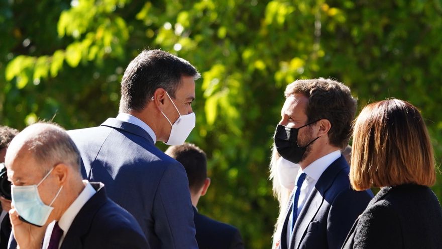 El presidente del Gobierno, Pedro Sánchez (i), saluda al presidente del Partido Popular, Pablo Casado (d), a su llegada al Real Monasterio de Yuste para asistir a la entrega de la XIV edición del 'Premio Europeo Carlos V', otorgado a la canciller de la República Federal Alemana, Angela Merkel