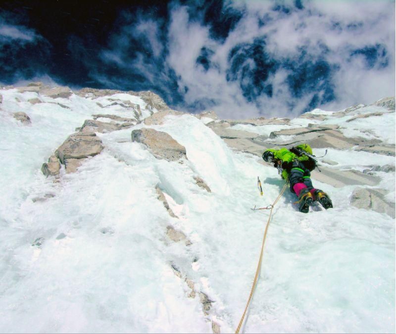 Patrice Glairon-Rappaz a 6.450 metros en la 'goulotte' situada entre las pendientes de nieve.