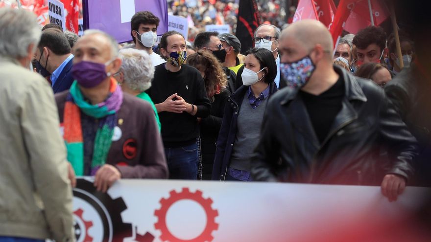 El candidato de Unidas Podemos a la Comunidad de Madrid, Pablo Iglesias, y el candidato del PSOE, Ángel Gabilondotras los líderes de UGT, Pepe Álvarez (i), y de CCOO, Unai Sordo (d), participan en la manifestación del Primero de Mayo, convocada este sábado en Madrid.