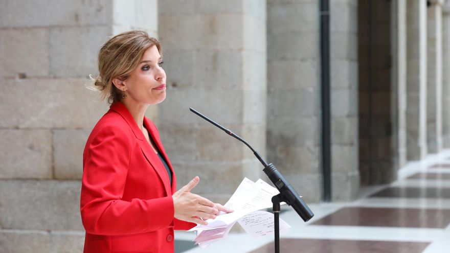 La portavoz del PSOE en la Asamblea, Hana Jalloul, ofrece declaraciones a los medios de comunicación en la sede del Gobierno regional