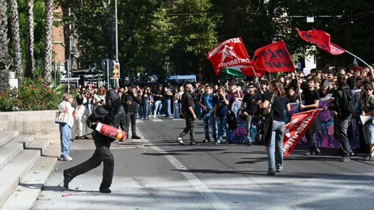 Estudiantes lanzan petardos contra el edificio del Ministerio de Educación y gritan "¡No nos vamos!".