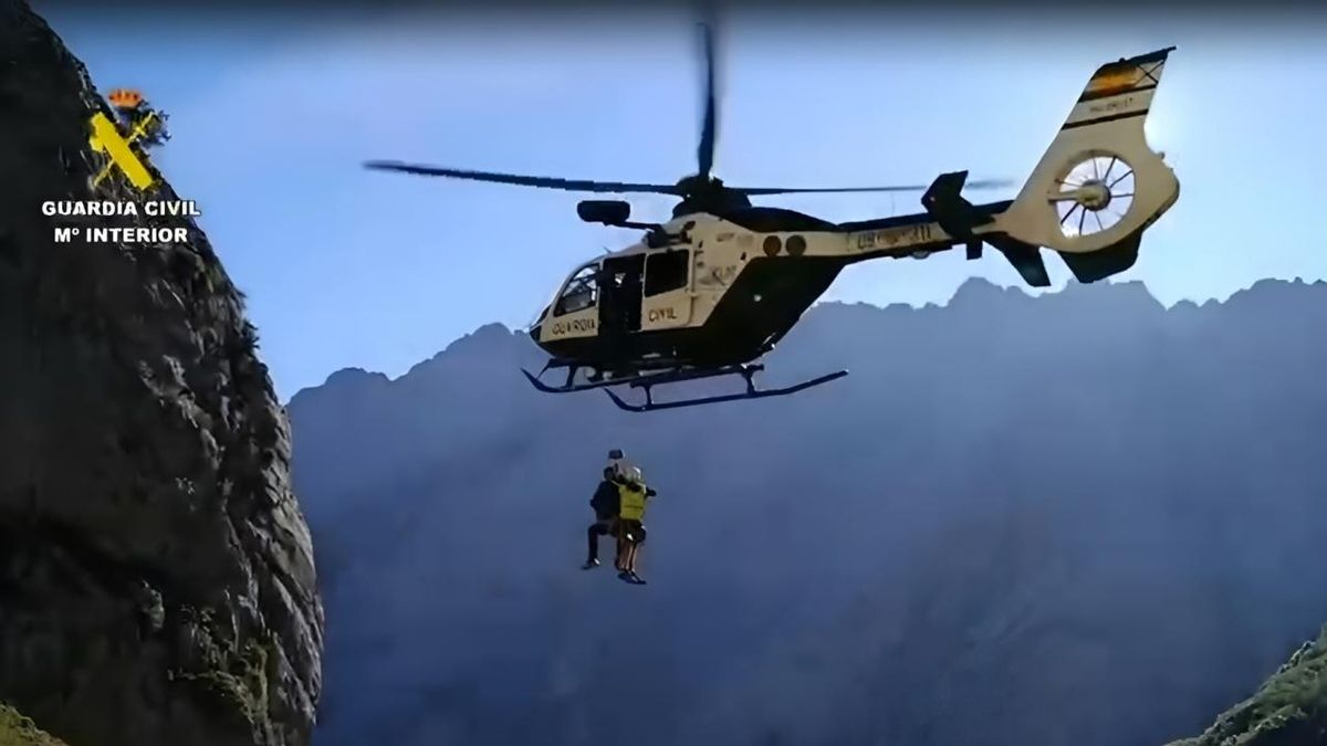 Rescate en helicóptero de un senderista belga de 30 años enriscado en Los Mesones, en Picos de Europa