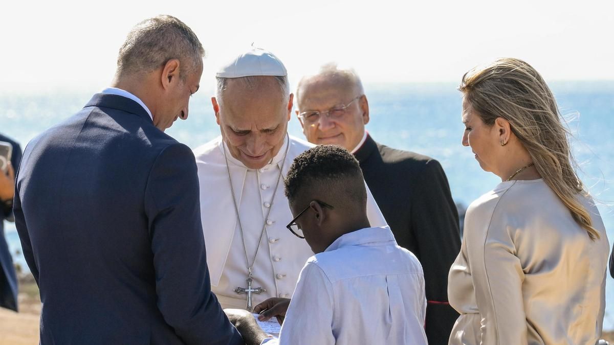 El papa León XIV saluda a Leo y su familia en el Muelle de Favaloro en la isla de Lampedusa, este sábado.