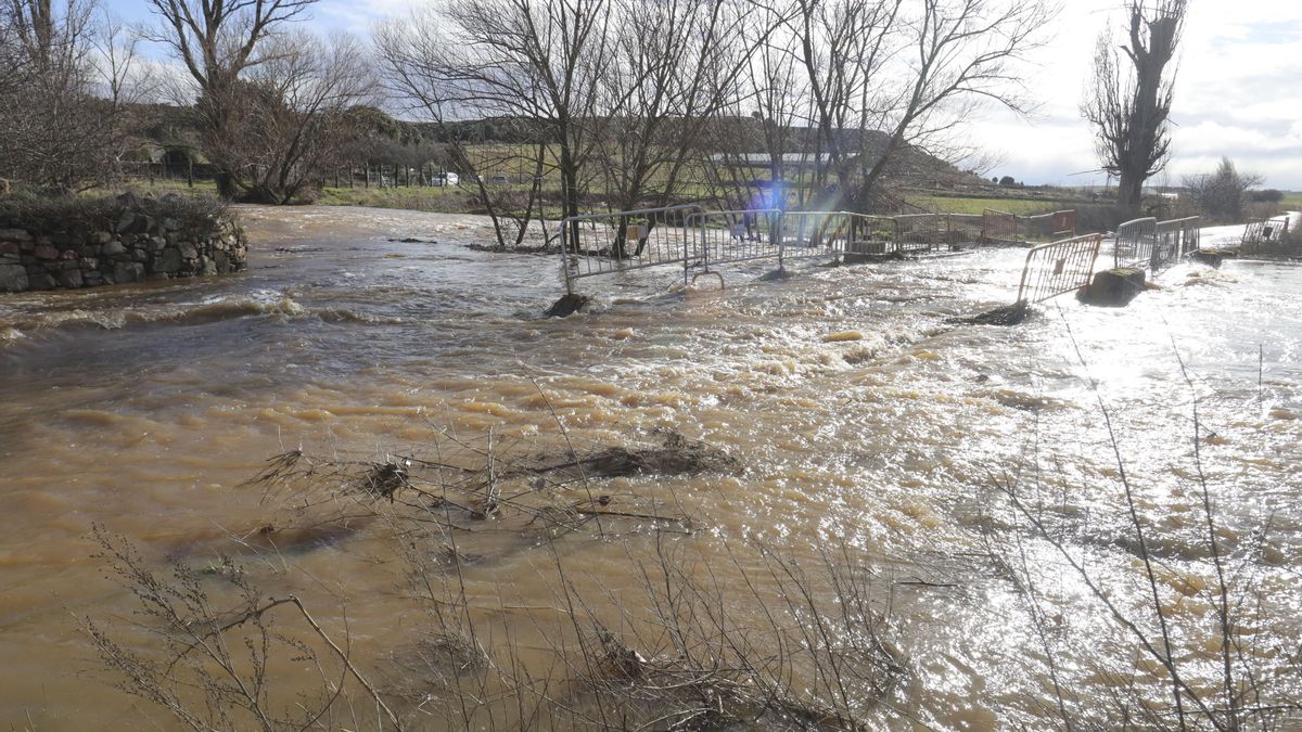 Las lluvias y la crecida de los ríos ha empezado a provocar problemas en varios puntos de la provincia de Salamanca con cortes de carretera y el agua entrando en las calles de varios municipios