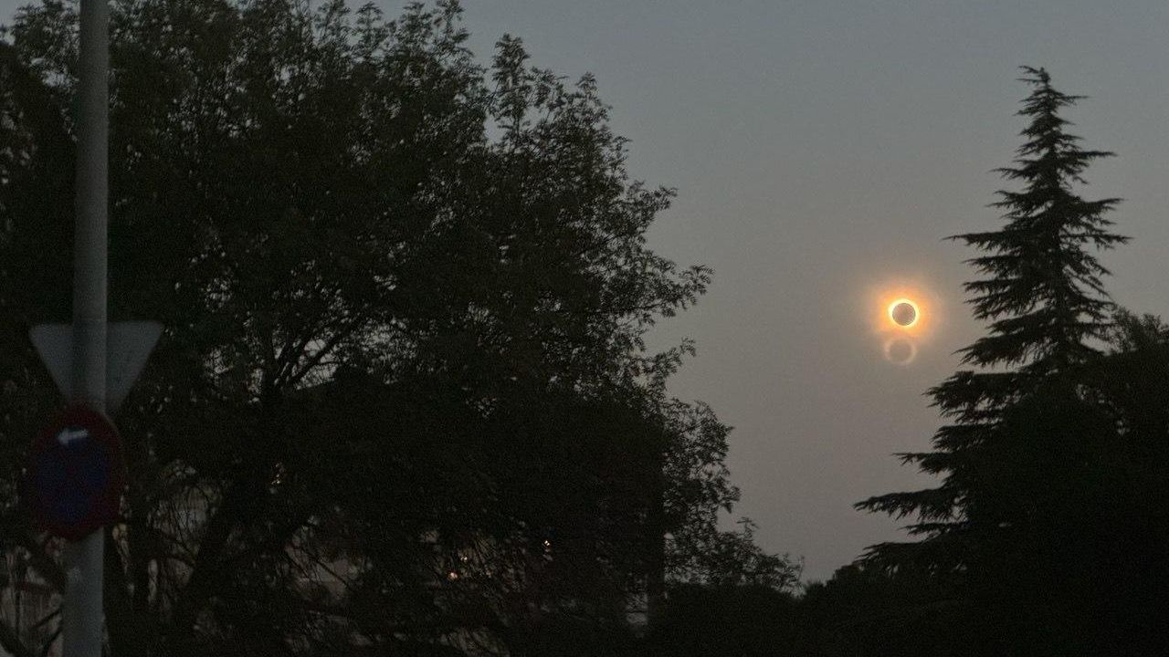 El eclipse solar en Los astrónomos, en una zona de la ciudad de Vitoria, donde se vió el eclipse de 1860
