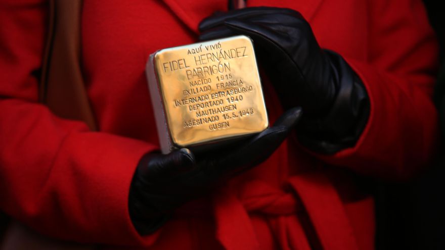 La piedra que recuerda a un deportado asesinado en Gusen en la calle donde su madre bajaba cada mañana a esperarle