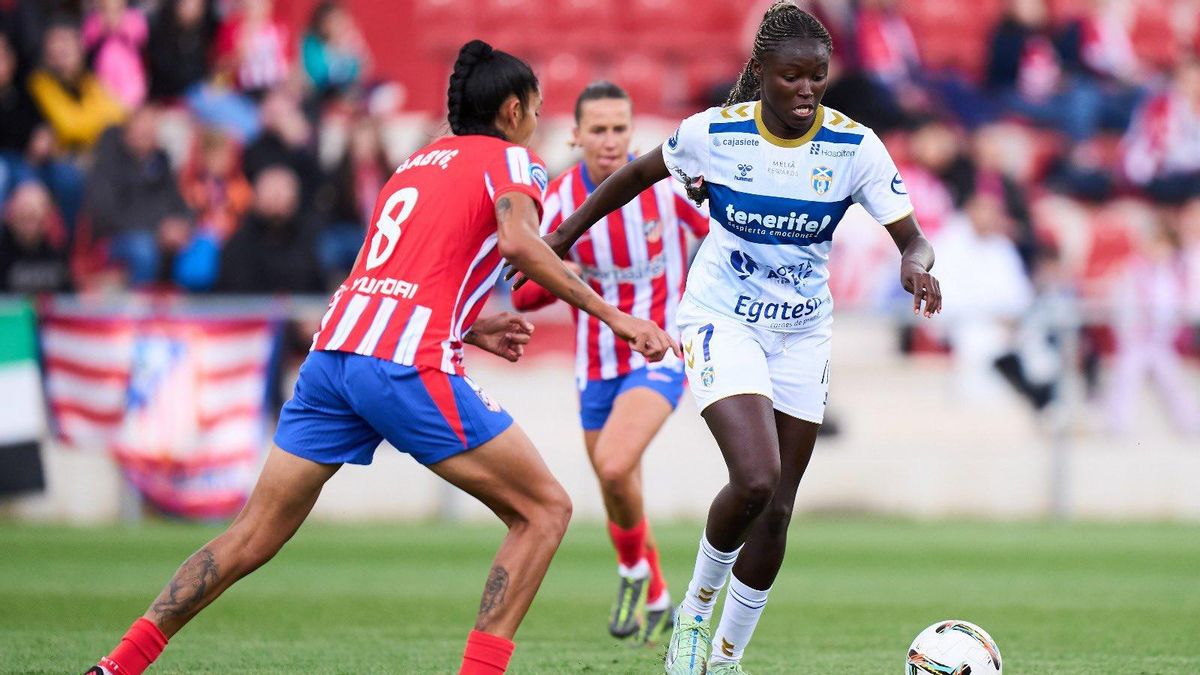 Babajide controla el balón en la visita al Atlético de Madrid