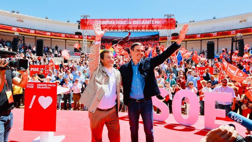 Guillermo Fernández Vara y Pedro Sánchez en una imagen de archivo durante un acto de campaña en Mérida