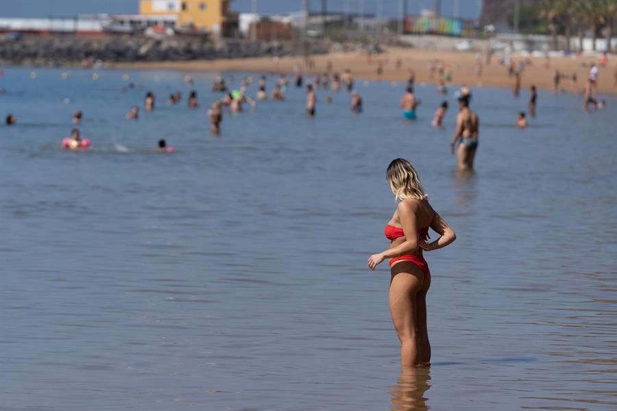 Una mujer, en la orilla de Las Teresitas en el primer día de la fase 2