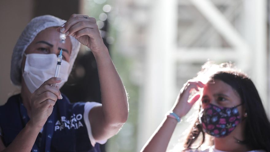 Una trabajadora de la salud prepara hoy una dosis de la vacuna contra la covid-19, durante una jornada de inmunización para niños en Río de Janeiro (Brasil).