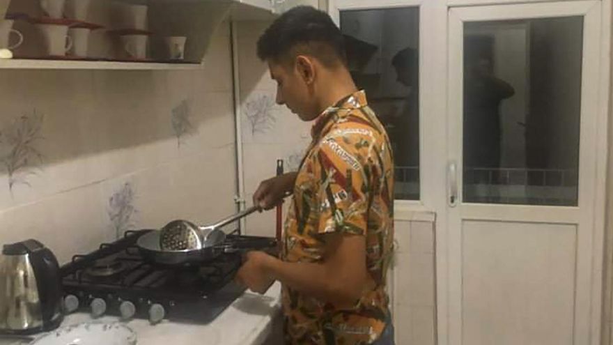 El hijo mayor de Ebrahim prepara la comida en la casa donde viven en Turquía.