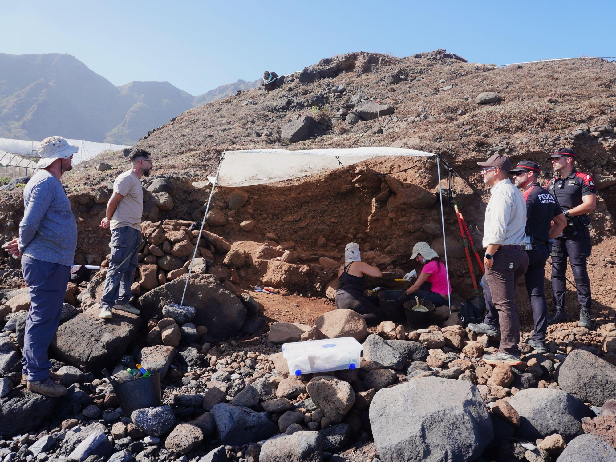 Excavación de "urgencia" en Garachico para recuperar unos restos humanos.