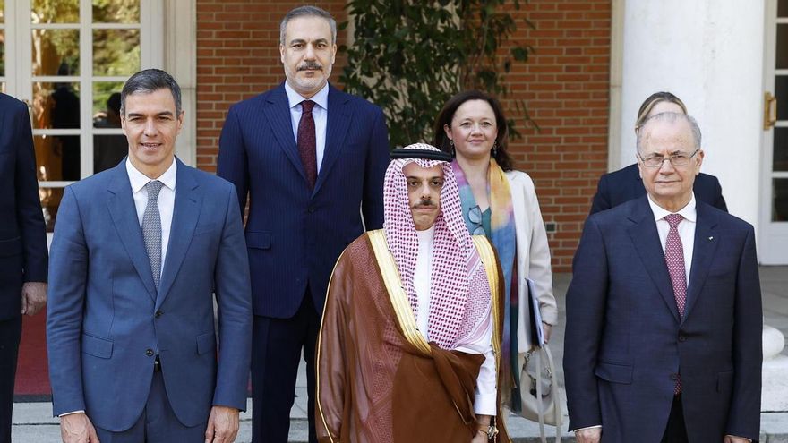 Pedro Sánchez (i, delante), acompañado por Emma Aparici (2d, detrás) en mayo de 2024