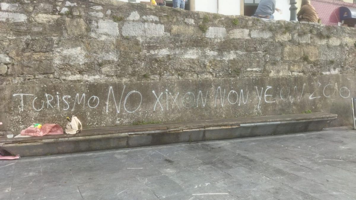 Atardeceres de botellón en Gijón: Cimavilla se rebela contra las gradas en la Cuesta del Cholo