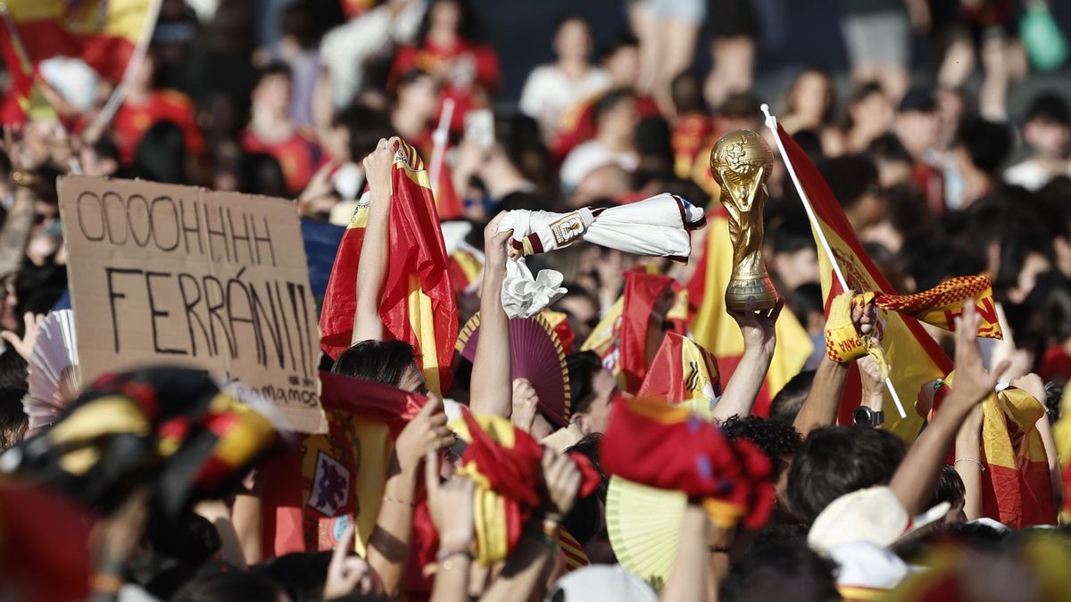 Aficionados españoles con un cartel de admiración sobre Ferran