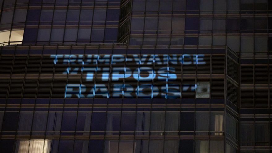 Los demócratas usan la Torre Trump de Chicago para proyectar mensajes antirrepublicanos