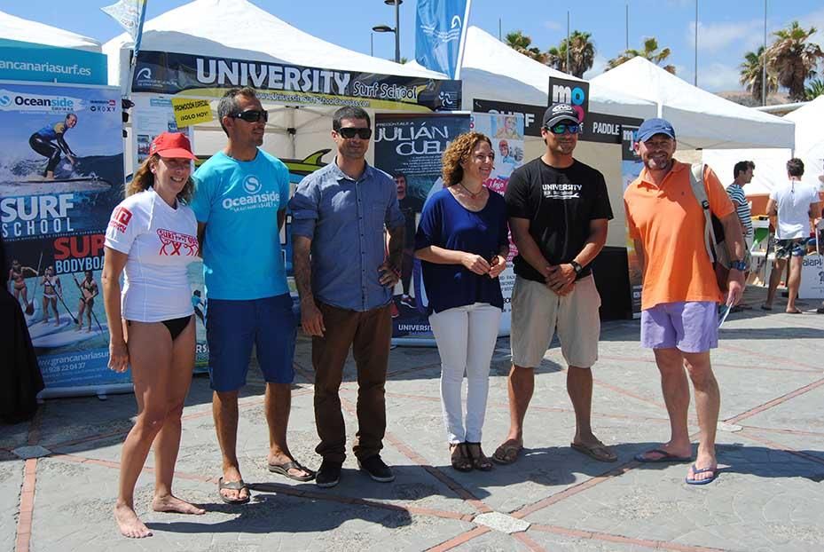 La concejala de Ciudad del Mar, Mimi González (centro) y el consejero de Asuntos Sociales del Cabildo de Gran Canaria, José Miguel Álamo (primero por la derecha) junto a algunos de los organizadores del evento. (Canarias Ahora).