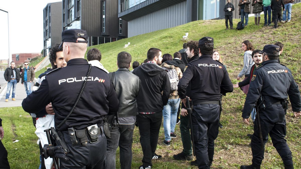 Protesta en defensa de la educación pública en la Universidad de Cantabria. |