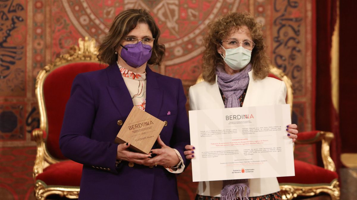 La presidenta de COCEMFE Navarra, Cristina Mondragón, y una usuaria de la entidad, Goretti Gallego, junto al Premio Berdinna