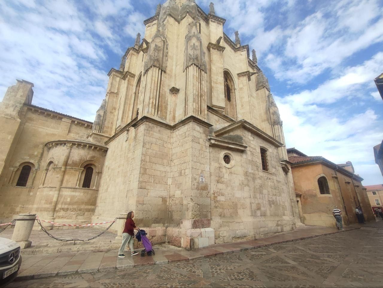 La calle Sacramento, con pináculos enfundados hace años y prohibición de paso por el atrio por el peligro de caídas en San Isidoro.