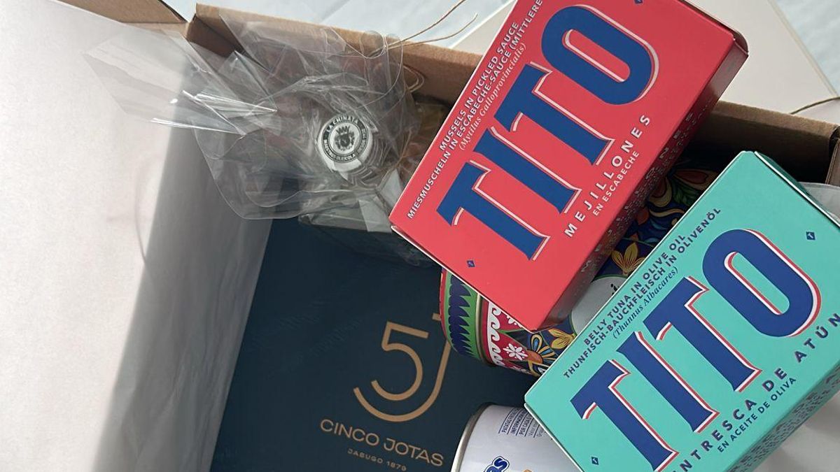 El Parlamento de Canarias celebra la Navidad regalando a los 70 diputados una caja de productos de la Península y Escocia