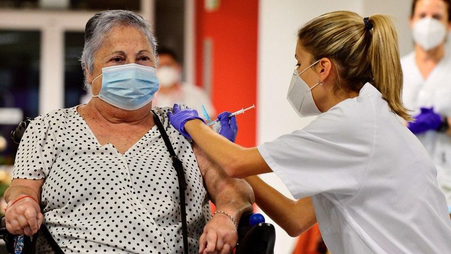 Mari Carmen Déniz, primera mujer vacunada en Gran Canaria.