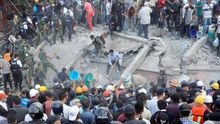 Fotografía de archivo fechada el 19 de septiembre de 2017 que muestra a cientos de mexicanos rescatando a personas atrapadas en edificios colapsados por un terremoto, en Ciudad de México (México).