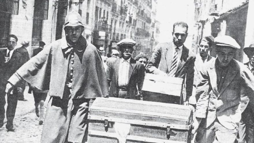 Guardias urbanos ponen a salvo objetos de culto de la Casa Profesa de los Jesuitas en la Gran Vía durante su incendio