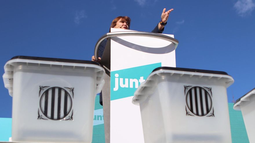 La candidata de Junts a las elecciones catalanas, Laura Borràs (i) y el también cabeza de lista de la formación y expresident de la Generalitat, Carles Puigdemont (d) durante un acto electoral de Junts per Cat (JxCat) en Barcelona, Catalunya (España), a 3