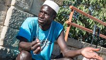 Ibrahima Seyde trabaja vendiendo las obras que él mismo esculpe / SANDRA LÁZARO
