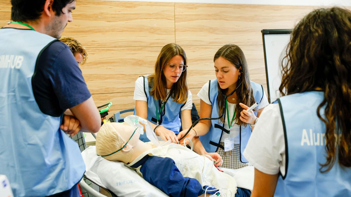 Dos médicas interactúan con el paciente simulado en una de las pruebas de la competición